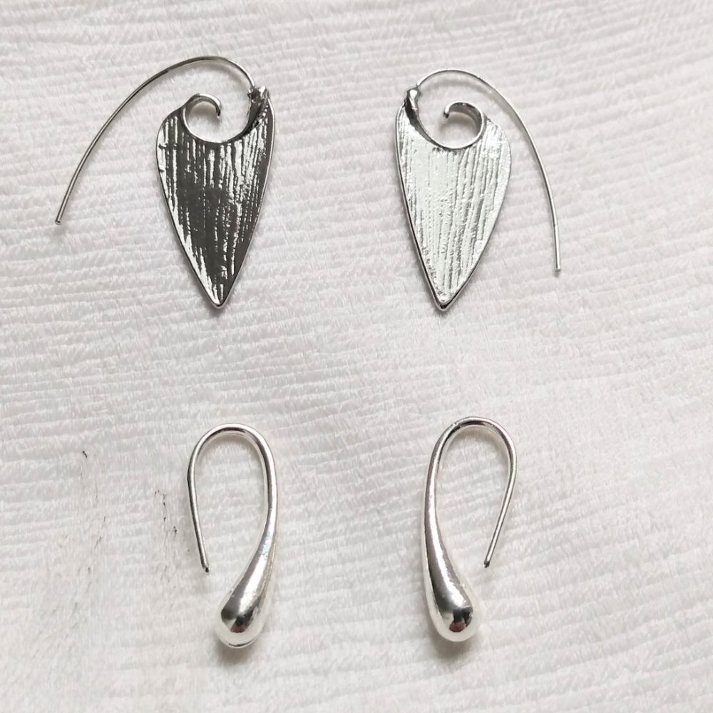 Two pairs drop earrings